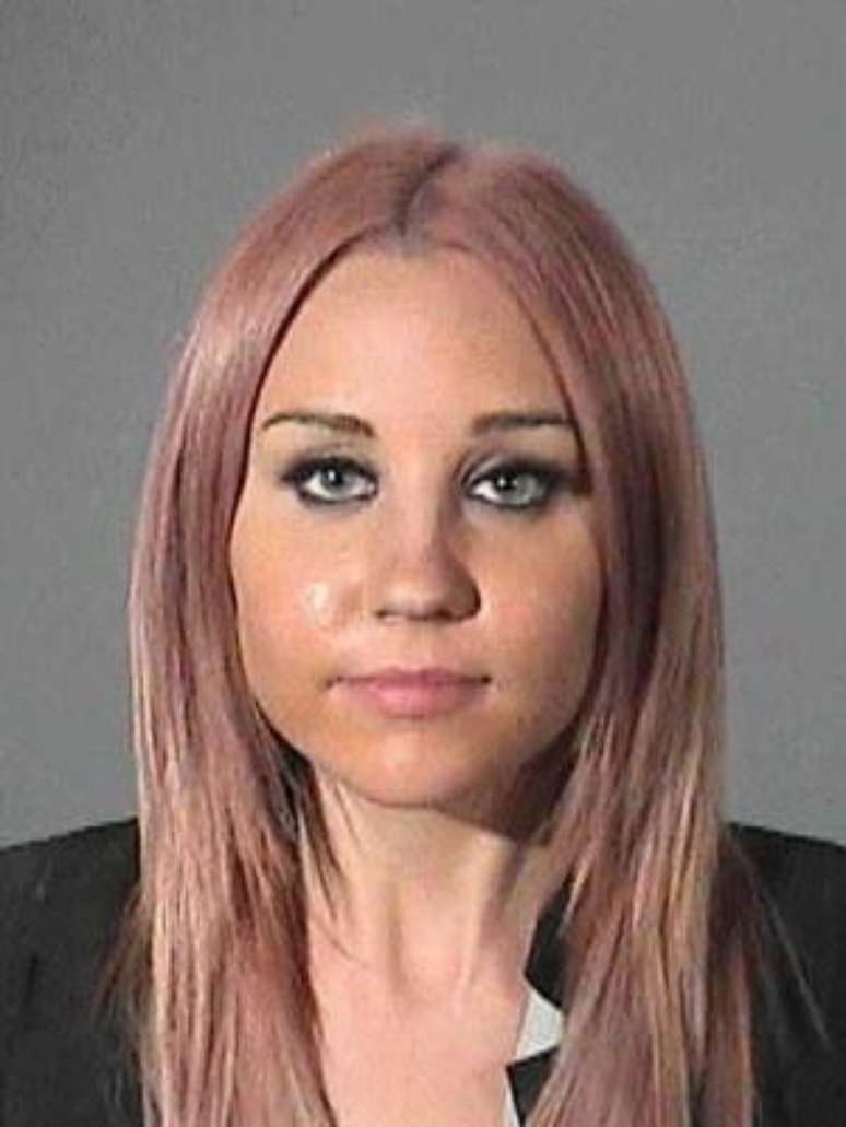 Amanda Bynes em imagem divulgada pela polícia no ano passado, após ser presa por dirigir sem habilitação