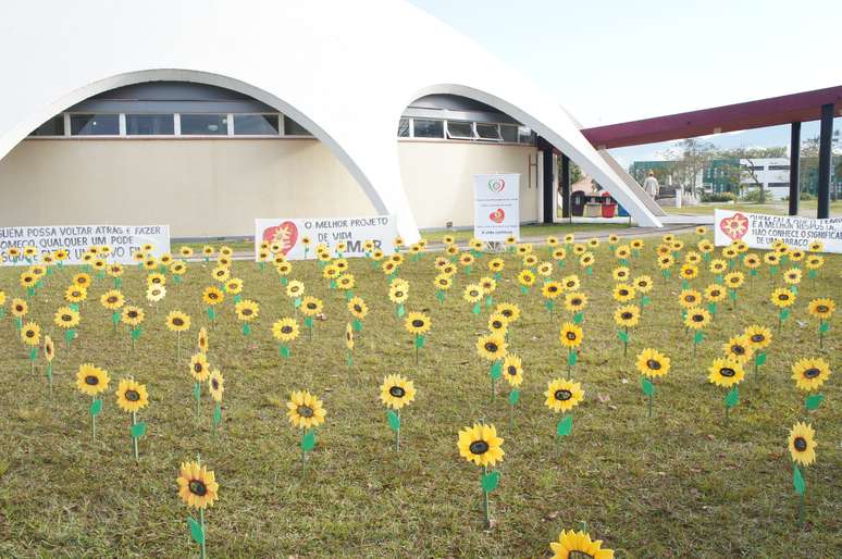 As flores artificiais simbolizavam as vítimas da tragédia