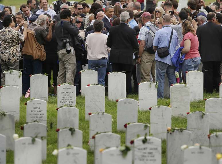 Em um discurso no Cemitério Nacional de Arlington, Obama evocou o nome daqueles sepultados recentemente