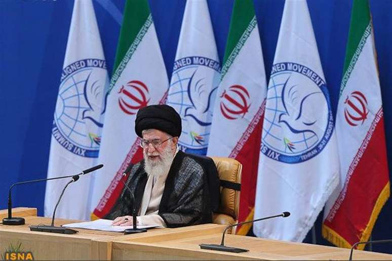 O aiatolá Khamenei em imagem de agosto de 2012