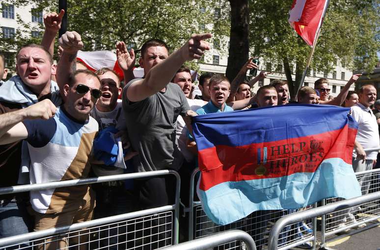 Manifestantes da English Defence League protestam em defesa do Exército britânico em frente à sede do governo em Londres