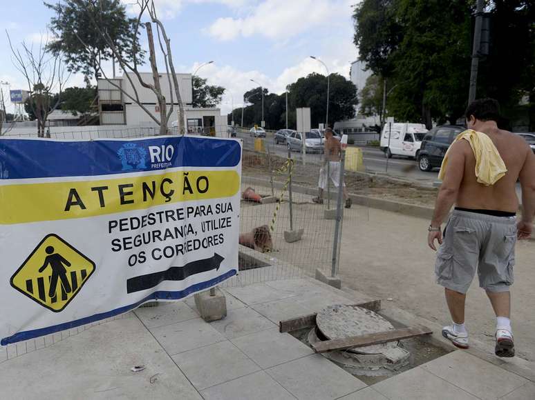 <p>Quem passa perto do Maracanã tem que desviar caminho por causa da reforma no estádio</p>