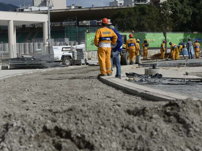 <p>Operários trabalham nos arredores do Maracanã; Prefeitura deu segunda-feira como prazo para entregar entorno</p>
