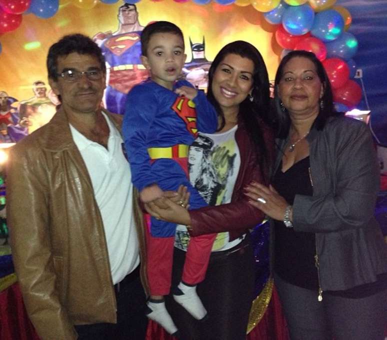Moranguinho postou uma foto ao lado dos pais e do filho Pedro