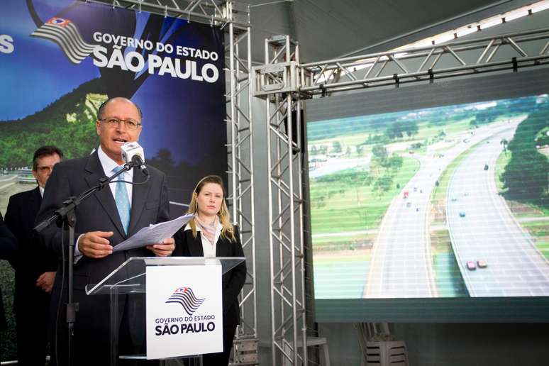 Alckmin comemora a obra que, segundo ele, foi feita em tempo 'recorde'