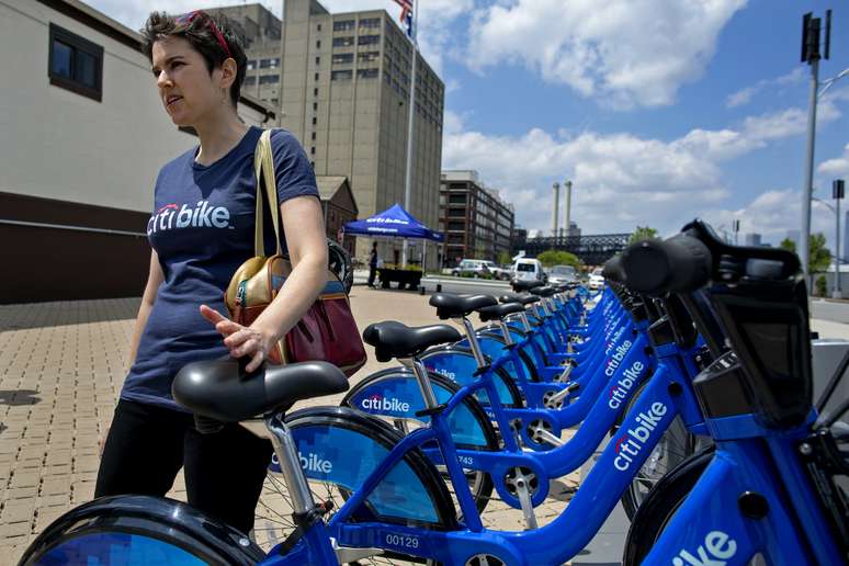 As bicicletas têm três marchas e são pensadas para percursos curtos; o sistema sugere mas não exige uso de capacete