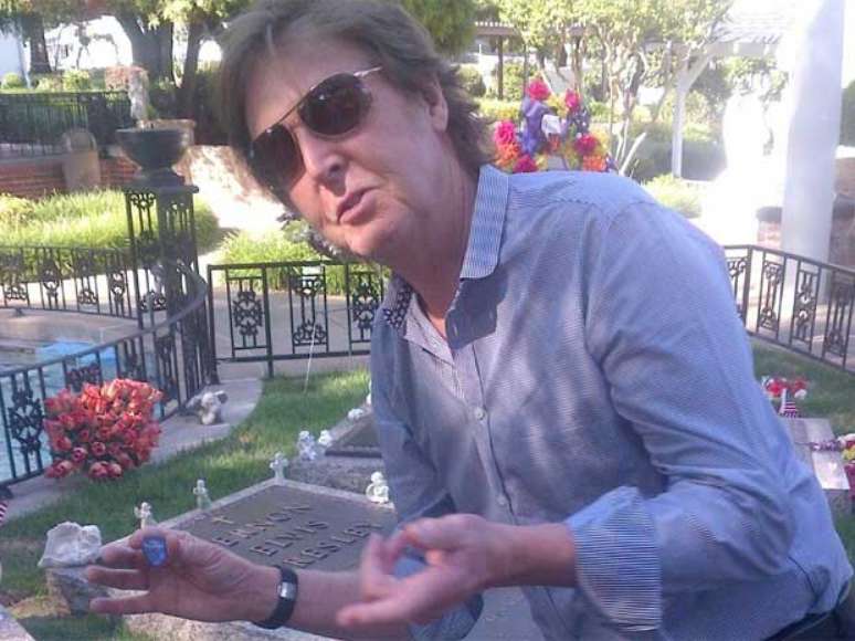 <p>Eterno Beatle em Memphis, em foto publicada no Twitter e no Facebook, no domingo</p>