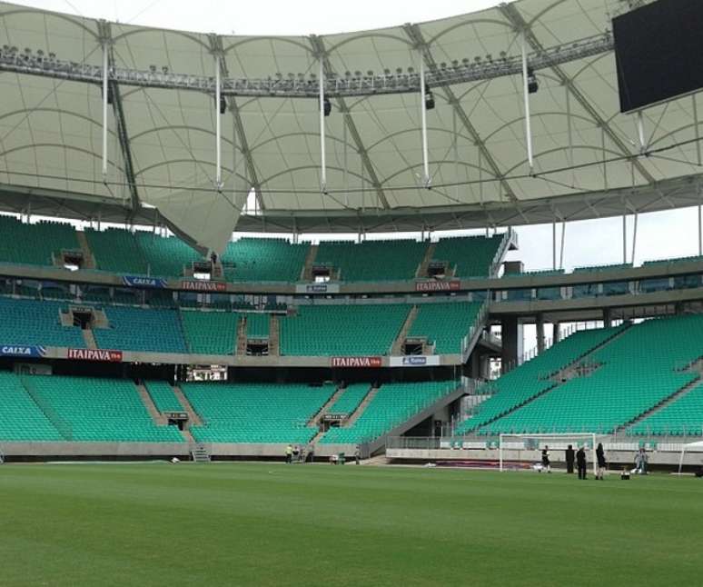 <p>Parte da cobertura da Arena Fonte Nova foi rasgada recentemente</p>