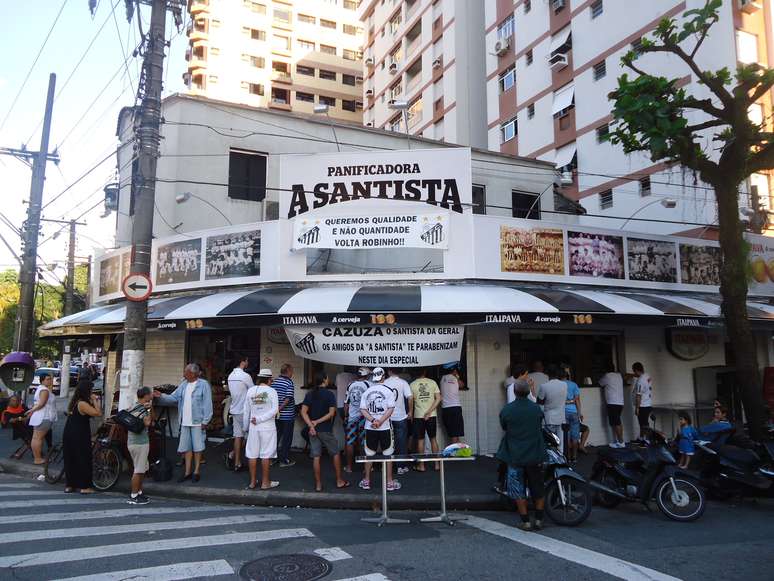 <p>Torcida crê que Santos poderia ter conquistado mais títulos se a CBF não obrigasse Neymar a jogar tantas partidas</p>