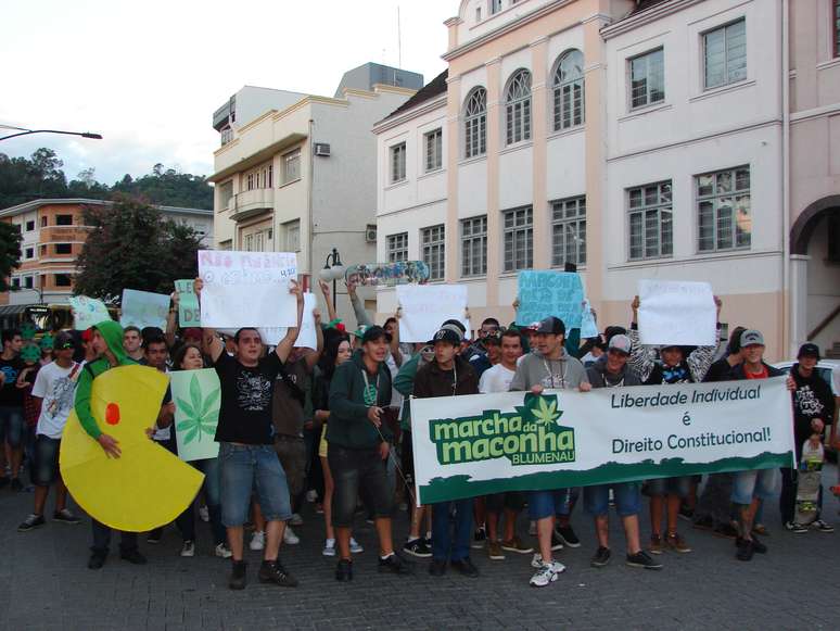 <p>Centenas participaram, na tarde do último domingo, da Marcha da Maconha de Blumenau, em Santa Catarina</p>