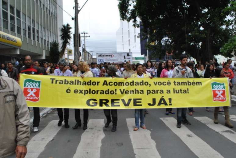 <p>Servidores em greve caminham pelas ruas de Vitória da Conquista, no sudoeste baiano, em protesto por reivindicações salariais</p>