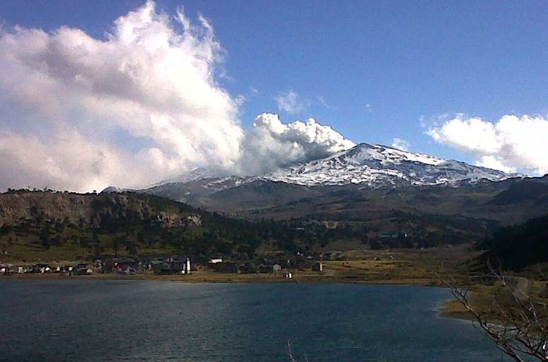 Imagem mostra o vulcão Copahue, que fica na fronteira entre Chile e Argentina