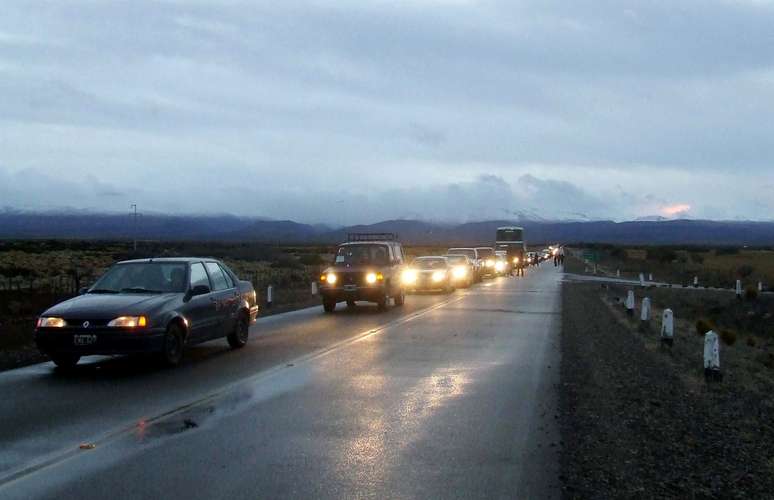 Carros de moradores próximos ao vulcão movimentam uma estrada da província argentina de Neuquen