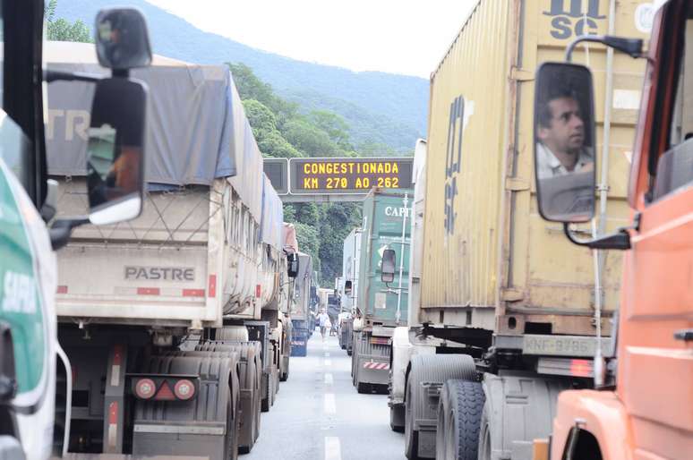 Motoristas de caminhões enfrentam os vários quilômetros de trânsito lento