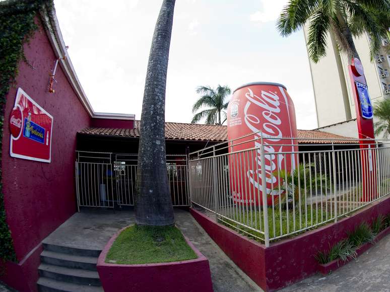 Restaurante Mineirinha já está coberto de  propaganda da Coca-Cola e apostará na curiosidade dos turistas em conhecer a comida mineira