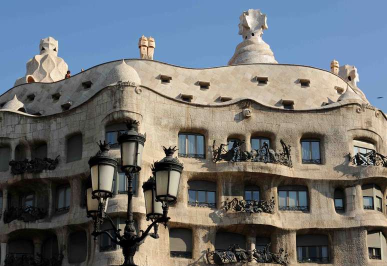 <p>Construções de Gaudi atraem turistas em Barcelona</p>