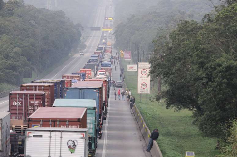<p>Caminhões formam grande congestionamento na rodovia Anchieta</p>