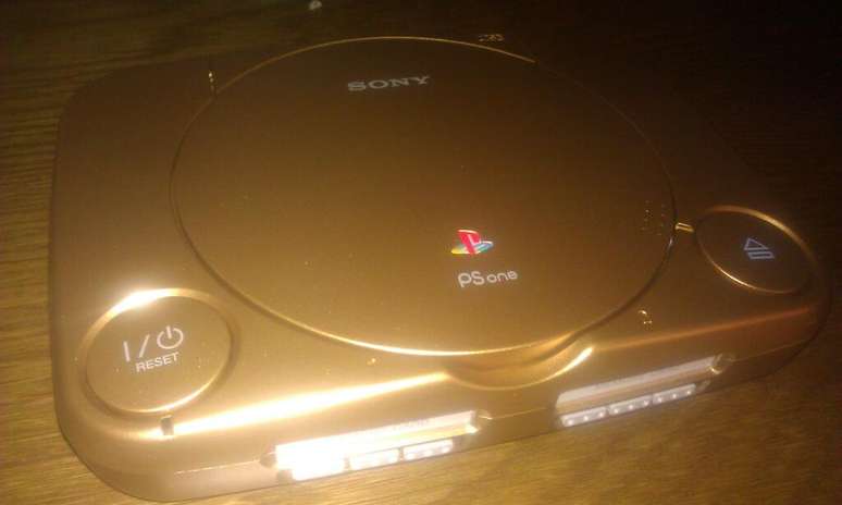 "Eles sabem como mimar uma nerd", disse Notch ao postar foto de PSOne de ouro que ganhou da Sony