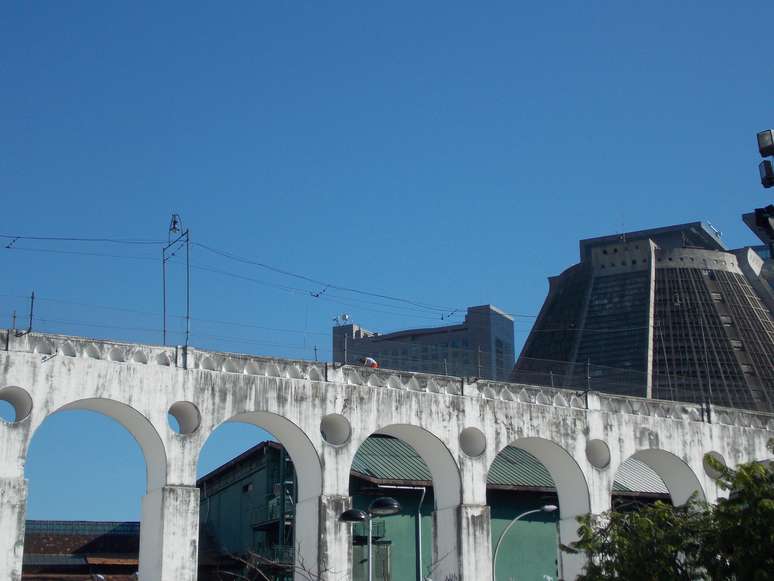 <p>O c&eacute;u estava azul na manh&atilde; desta ter&ccedil;a-feira&nbsp;nos Arcos da Lapa, no centro do Rio</p>