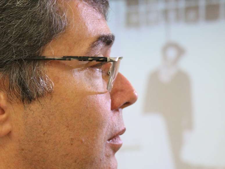 Ivo Herzog observa foto do pai, o jornalista Vladimir Herzog, morto dentro das depend&ecirc;ncias do Destacamento de Opera&ccedil;&otilde;es de Informa&ccedil;&otilde;es - Centro de Opera&ccedil;&otilde;es de Defesa Interna (Doi-Codi), nesta ter&ccedil;a-feira 