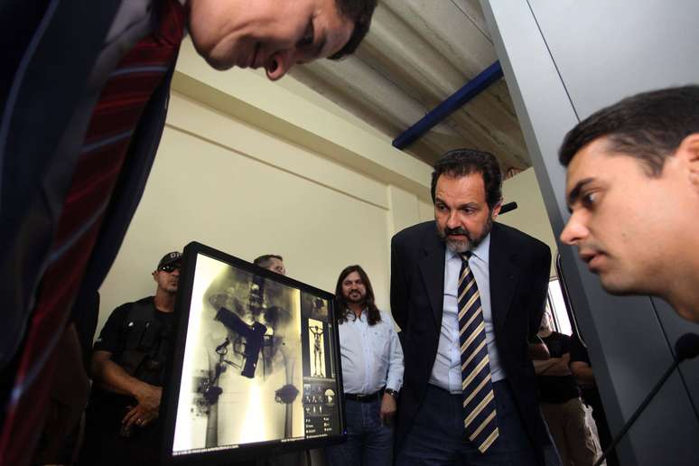 <p>Governador Agnelo Queiroz observa o scanner em funcionamento; cinco detenções receberão o equipamento</p>