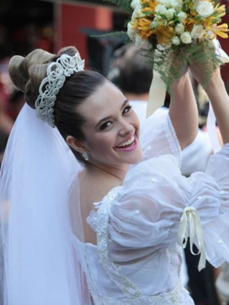 Juliana Paiva gravou vestida de noiva
