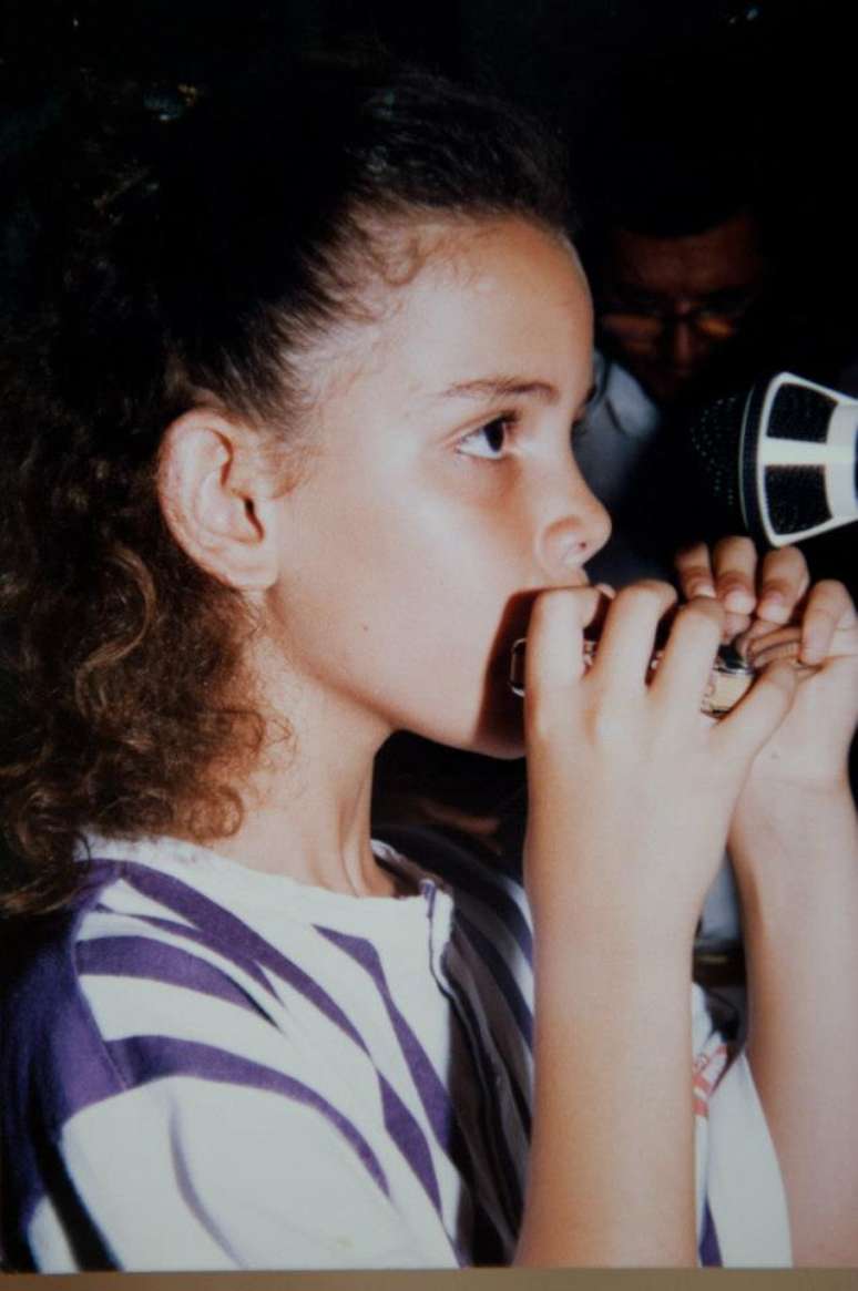 Keyla Vilaça com sua gaita, primeiro instrumento que ganhou do pai