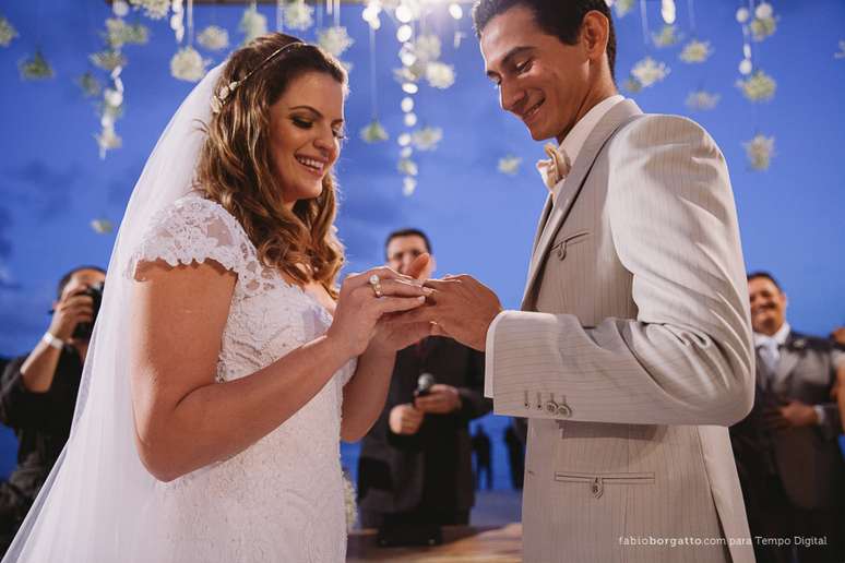 O jogador de futebol Paulo Henrique Ganso e a noiva, Giovanna Costi, oficializaram a uni&atilde;o na noite deste s&aacute;bado (25) em um hotel de Caraguatatuba (25). Entre os convidados havia diversos nomes famosos, mas quem chamou a aten&ccedil;&atilde;o mesmo foi Neymar, um dos padrinhos do enlace