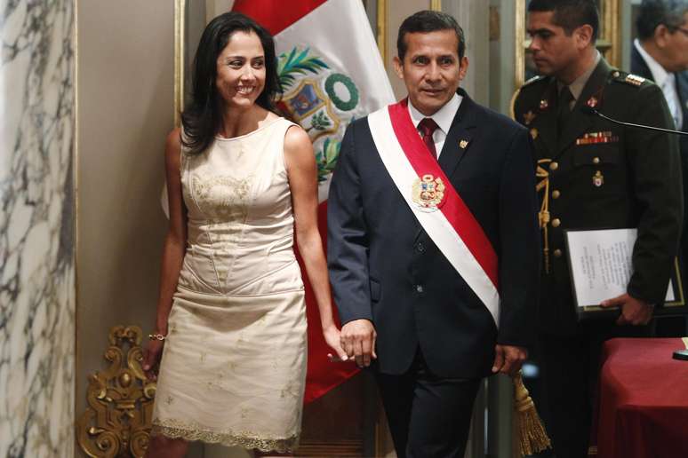 A primeira-dama Nadine Heredia ao lado do marido, o presidente Ollanta Humala, em ato oficial