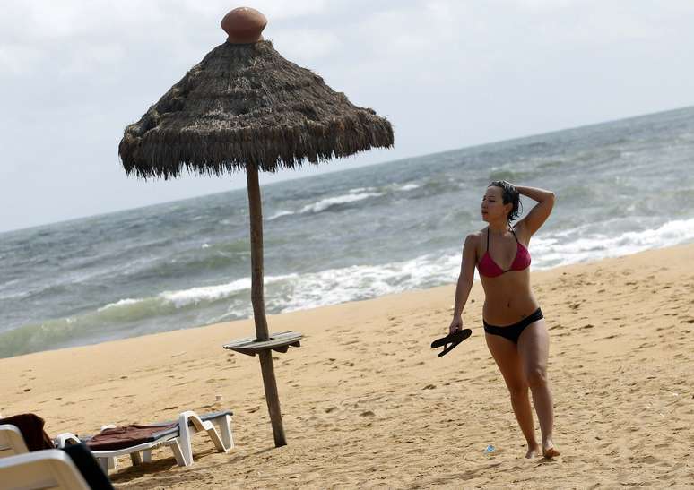 <p><strong>28 de maio - </strong>Turista desfruta dia de calor na Praia do Paraíso, em Colombo, no Sri Lanka. O turismo no país cresceu 14,7% no mês de abril, na comparação com o mesmo mês de 2012, o que marca o 48º mês seguido com alta no turismo local desde o fim da guerra civil em maio de 2009</p>