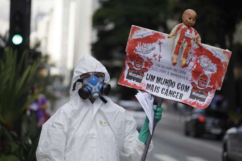 <p>Manifestante protesta em São Paulo contra a Monsanto, no dia 25 de maio</p>