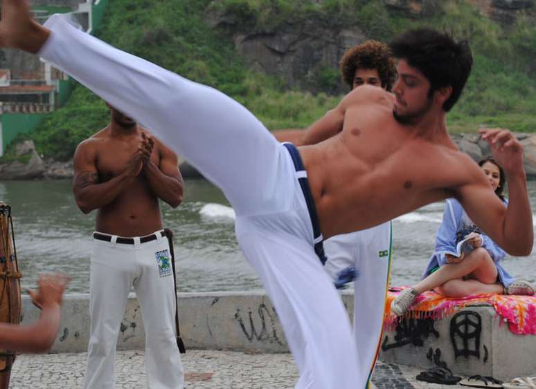 Bruno (Rodrigo Simas) joga capoeira e dá aulas do esporte em 'Malhação'