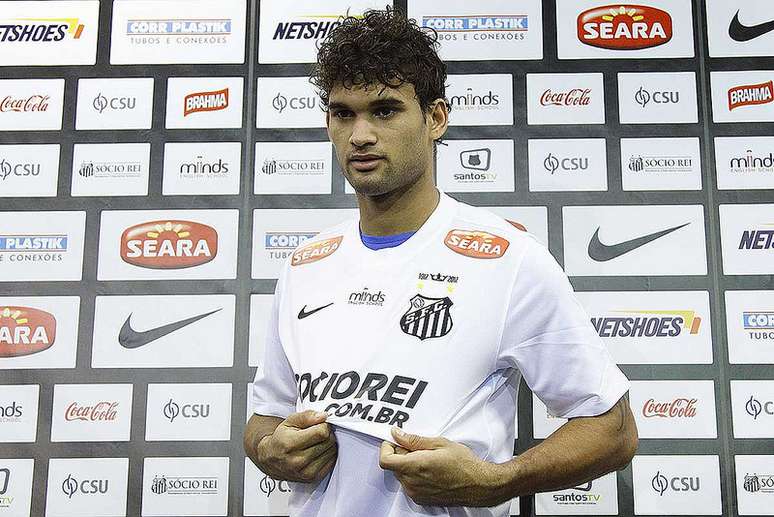 <p>Provável titular na quarta-feira, atacante Willian José foi apresentado pelo Santos</p>