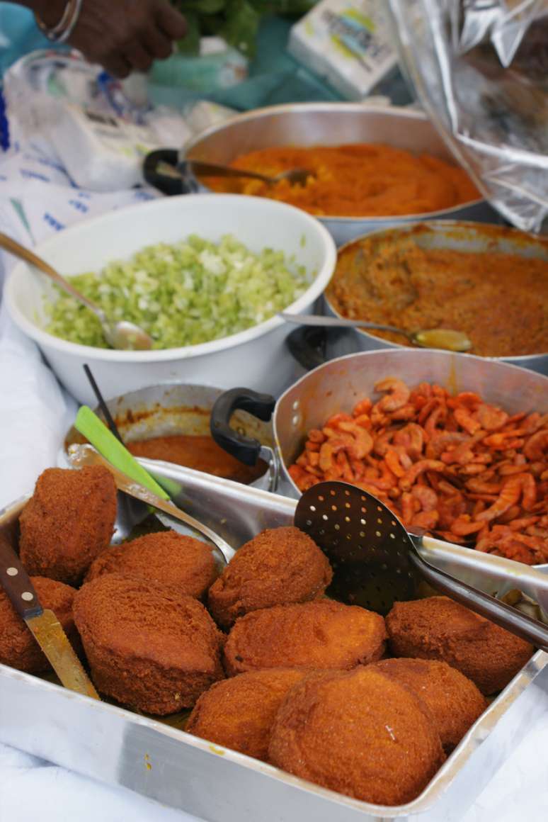 <p>O acarajé é mais um prato famoso na região nordeste, especialmente na Bahia. No sertão, as influências africanas diminuem, e os pratos são mais simples, como carne e sol e baião de dois</p>