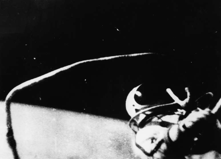 <p>Alexei Arkhipovich Leonov deixa a nave Voskhod 2 e se torna o primeiro humano a caminhar no espaço</p>