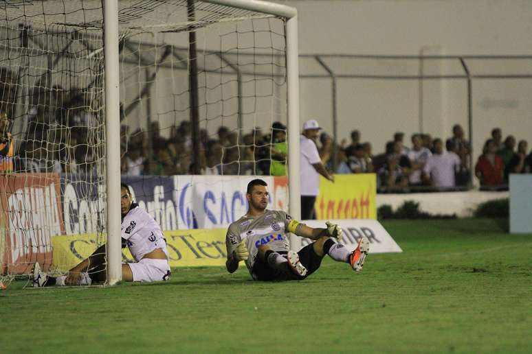 <p>Jogadores do Asa lamentam primeiro gol do Palmeiras; time paulista adotou postura defensiva jogando fora de casa e conseguiu gols contra-atacando</p>