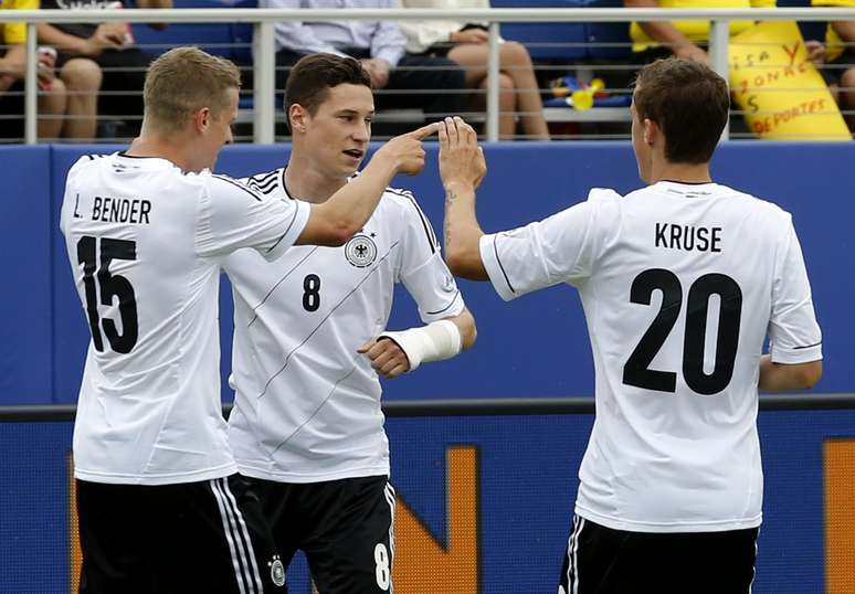 Bender comemora gol da Alemanha em amistoso nos Estados Unidos