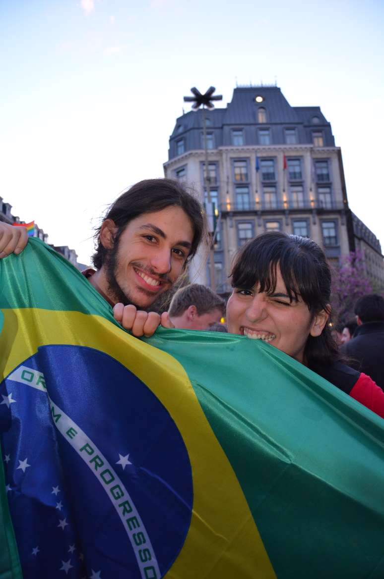 O italiano Sim Tinelli a brasileira Camila Monart levaram a bandeira do Brasil para parada gay