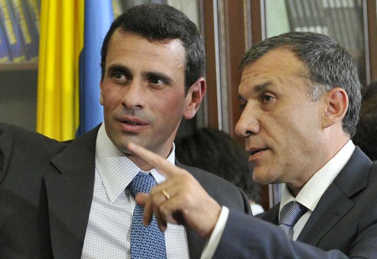 <p>Henrique Capriles também se reuniu com o presidente do Senado, Roy Barreras</p>