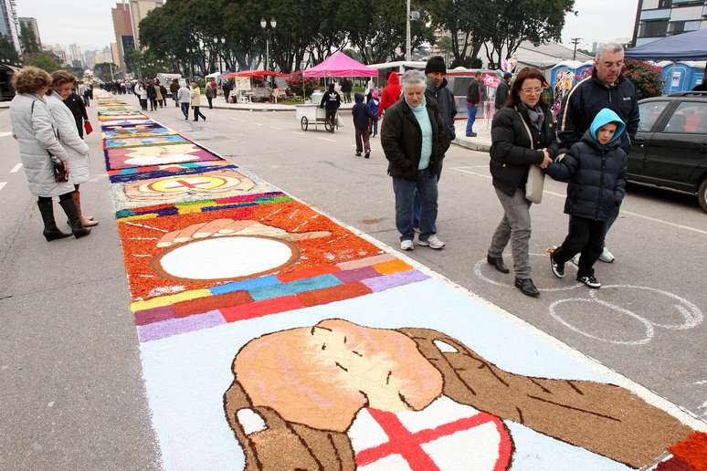 Tapetes coloridos enfeitam as ruas de Curitiba