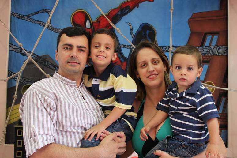 <p>Marcelo e Renata optaram por colocar os filhos Pedro (esq.) e João no turno integral no Colégio ICJ, em Belo Horizonte</p>