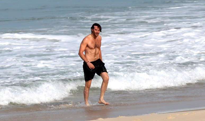 Bradley Cooper foi fotografando na praia de Ipanema na manhã desta quarta-feira (29), no Rio de Janeiro. O ator aproveitou para caminhar no sol e depois se refrescou no mar. Ele está no Brasil para a divulgação do longa 'Se Beber, Não Case 3'