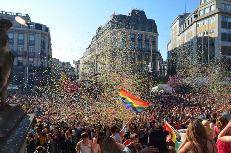 Explosão de confetes na parada gay de Bruxelas: respeito e tolerância na capital belga