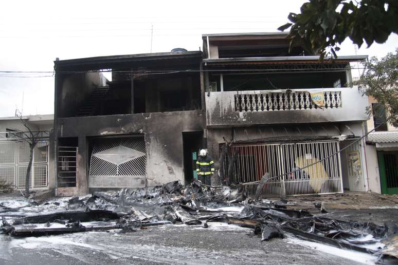 <p>Avião de pequeno porte caiu sobre duas residências em Sorocaba, e deixou duas vítimas fatais na tarde desta quarta-feira</p>