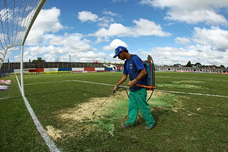 <p>Funcionário tingiu o campo de jogo momentos antes de a bola rolar na Vila Olímpica</p>