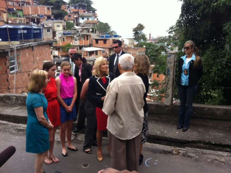 Jill Biden, mulher do vice-presidente dos EUA, visita a comunidade do Cantagalo-Pavão Pavãozinho