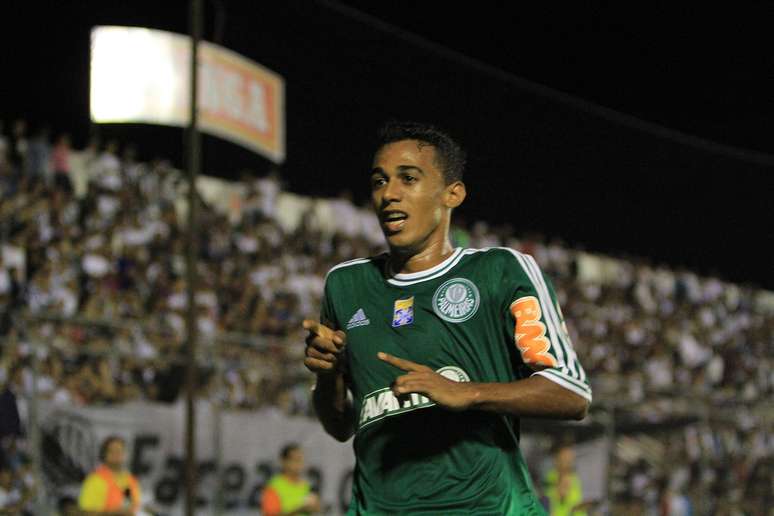 Juninho aproveitou passe de Leandro para marcar o segundo gol do Palmeiras em Arapiraca