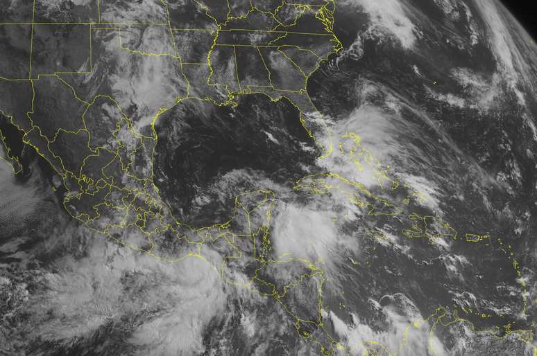 Imagem de satélite mostra o furacão Barbara se aproximando do sul do México e provocando chuvas e tempestades no Mar do Caribe