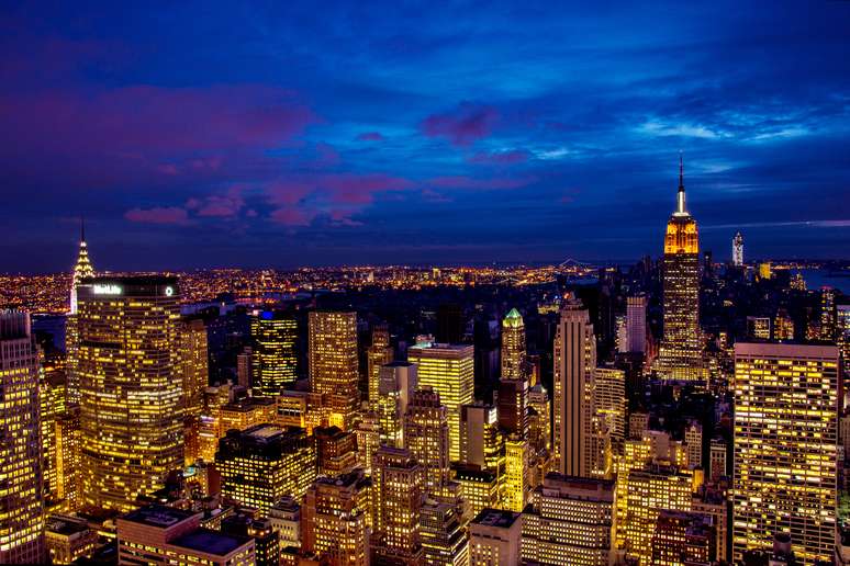 Os Estados Unidos lideram o consumo de energia no mundo. Acima, vista aérea da cidade de Nova York iluminada