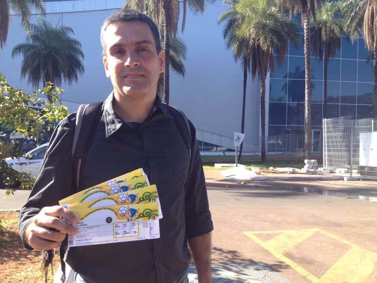 <p>Onias J&uacute;nior&nbsp;n&atilde;o perdeu tempo e aproveitou que ia levar o filho para a escola para passar no Centro de Conven&ccedil;&otilde;es Ulysses Guimar&atilde;es</p>